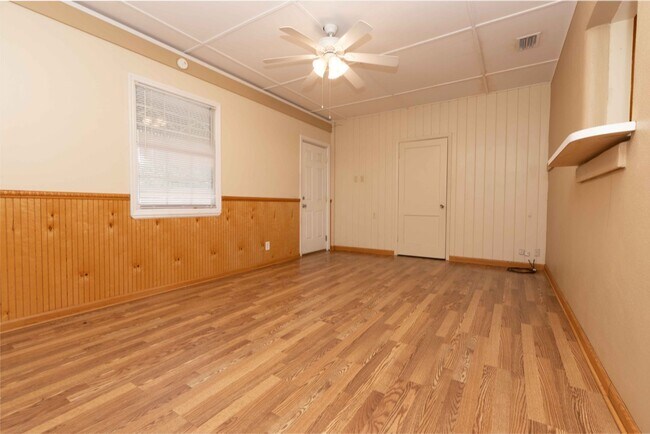 Building Photo - 2BR/1BA (with possible 3rd Bedroom) in Summerfield