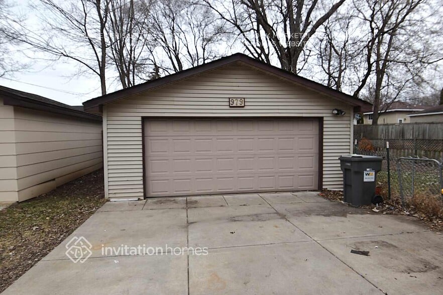 Building Photo - 979-44 1/2 44 1/2 Ave NE