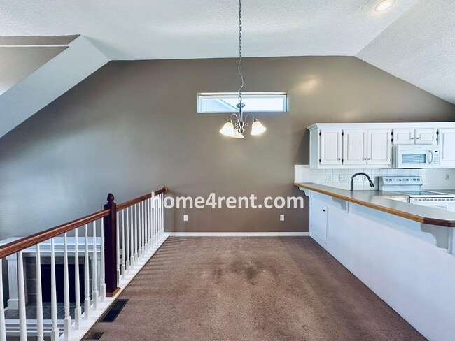 Building Photo - Four Bedroom Olathe Home in a Quiet Neighb...