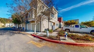 Building Photo - Beautiful 3 Bedroom 2 Bath with 2 car gara...