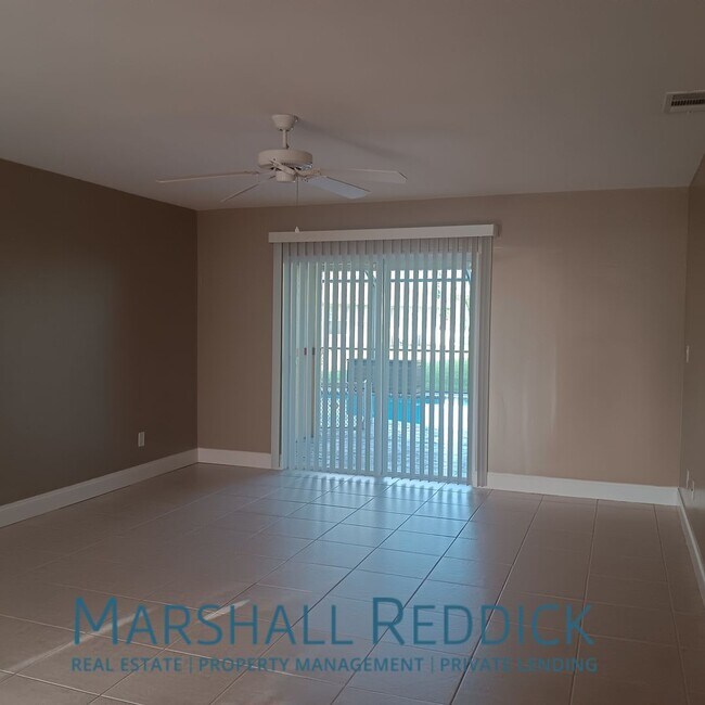 Building Photo - 2 bed 2 bath with a pool