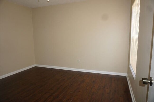 Building Photo - Beautiful 2/2 townhome located near NAS Jax