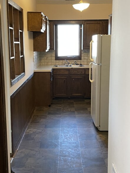 Kitchen - 302 Galvin Rd N