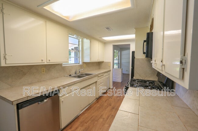 Building Photo - 1402 Lawrence Ave