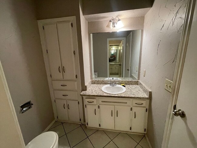 Building Photo - 2 Bed Duplex OKC- Move in Deposit-Free! (If Qualified)