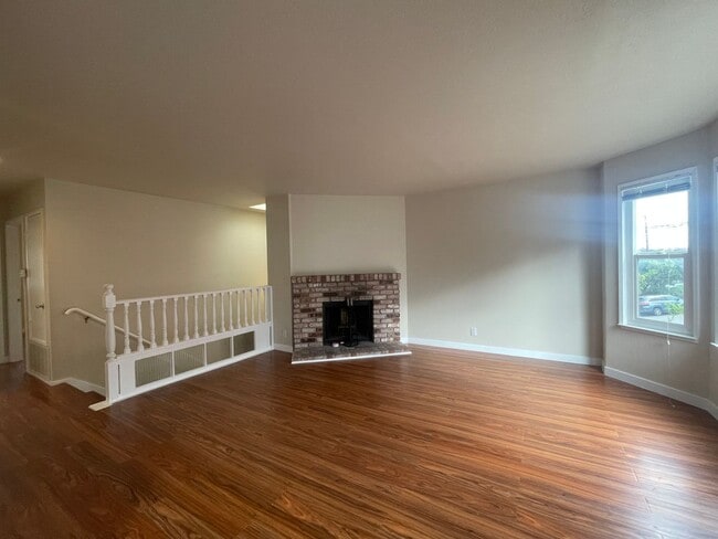 Building Photo - Newly Upgraded Spacious 3br with Decks, Laundry, Parking