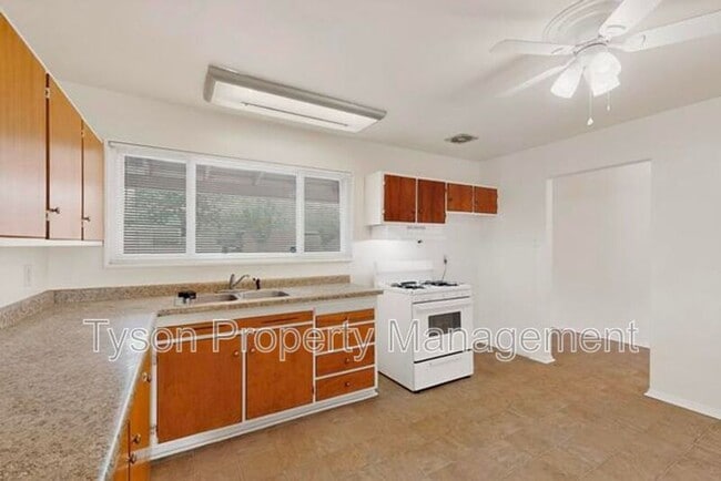 Building Photo - 3503 Montclaire Dr NE