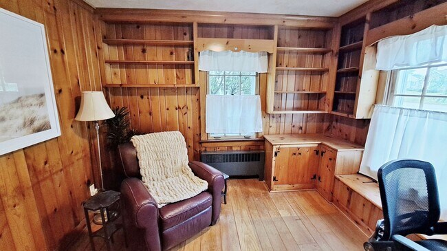 Building Photo - Fully Furnished 4 Bed / 1-1/2 Bath Single Family Home w/2 Car Garage