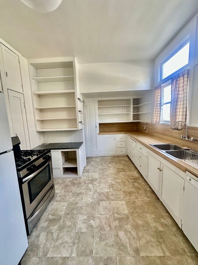 Building Photo - 6bedroom house full of charm steps from UC Berkeley!