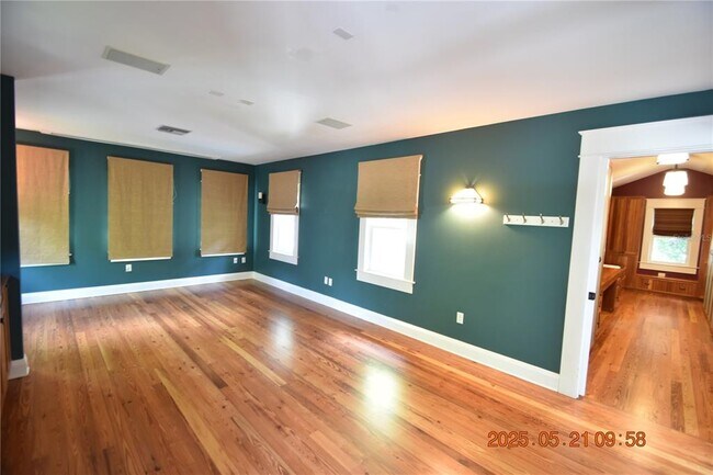 Building Photo - 810 S Packwood Ave