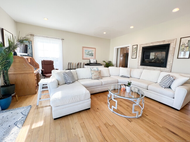 Building Photo - 712 E Broadway