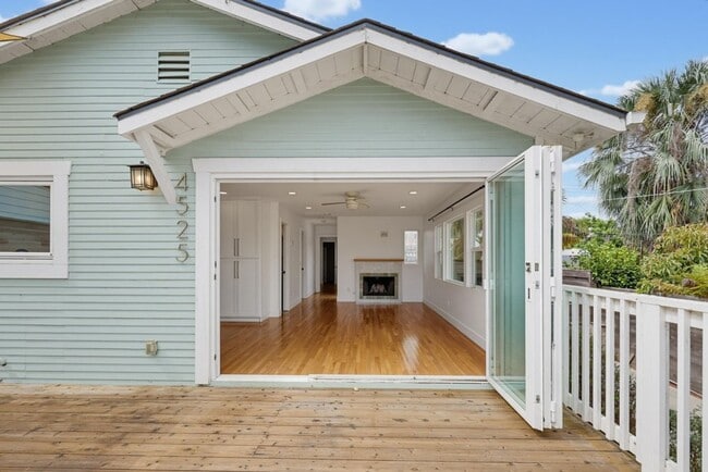 Building Photo - 4525 Saratoga Ave