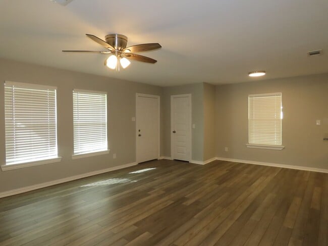 Building Photo - Newly Remodeled 4BR/1BA in Forest Hills Neighborhood