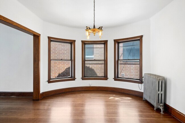 Building Photo - 1263 W Foster Ave