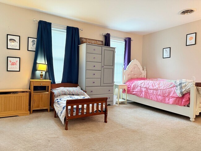 Building Photo - Modern Charm & Walkable Downtown Living in...