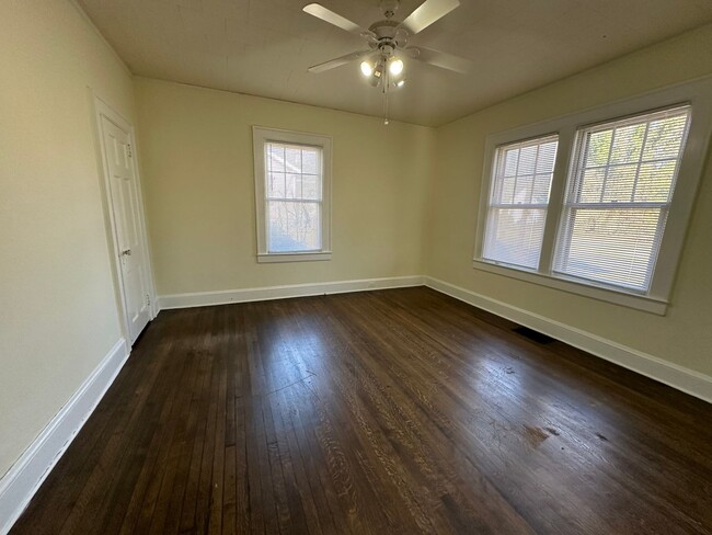 Building Photo - Great location off Country Club Road in th...