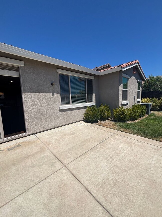 Building Photo - Solar - Whitney Ranch Newer Single Story, ...