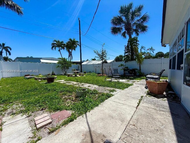 Building Photo - 5160 SW 26th Ave