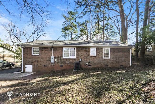 Building Photo - Charming Brick Home