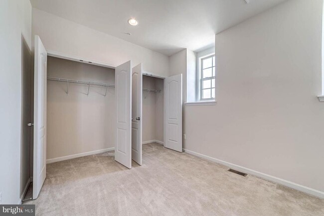 Building Photo - 705 River Mist Dr