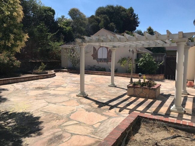 Building Photo - Indoor/outdoor living, spacious 4/2 on a quiet street in Mills Estates