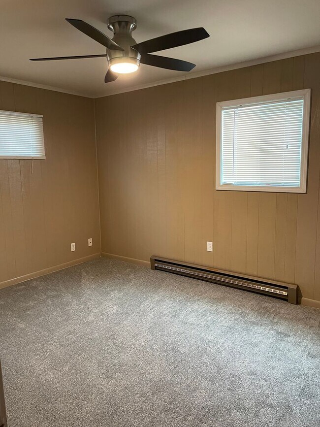 Building Photo - 2 bd., 1 bath with extra bonus finished ba...