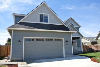 Building Photo - Stunning 5 Bed / 3.5 Bath Executive Home with Two Primary Suites!