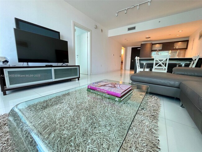 Primary Photo - 200 Biscayne Blvd Way