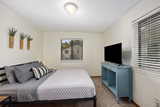 Building Photo - 6542 Bella Vista Dr NE