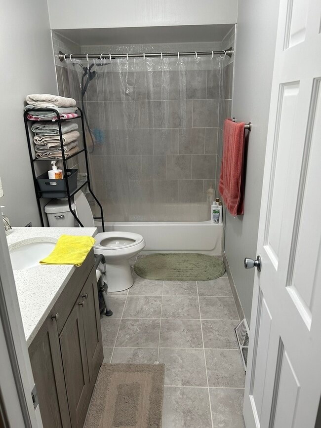 Building Photo - 557 E Division St