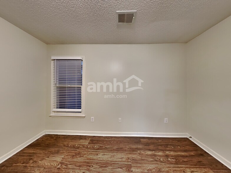 Building Photo - 2713 Country Glade Cv N