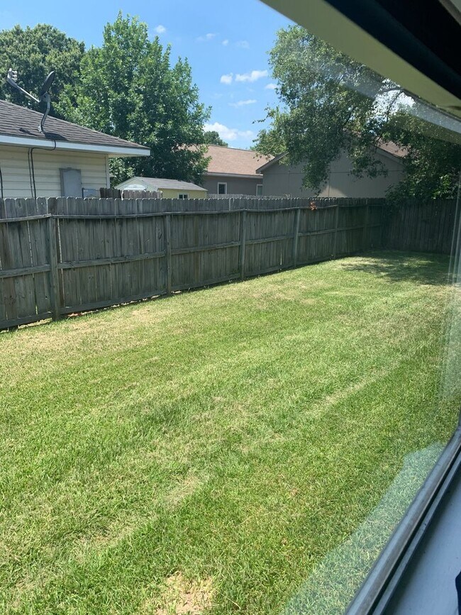 Building Photo - Spacious and Clean 3 BR HOUSE - Looking for the right people to call home!