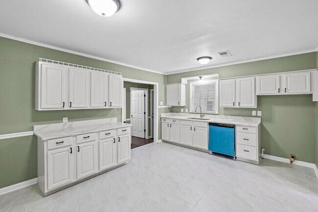 Building Photo - 4 Bedroom In Colonial Acres