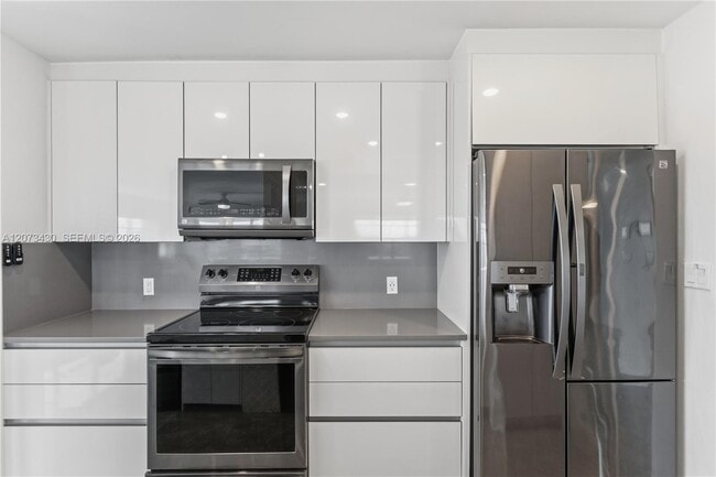 Building Photo - 340 Sunset Dr