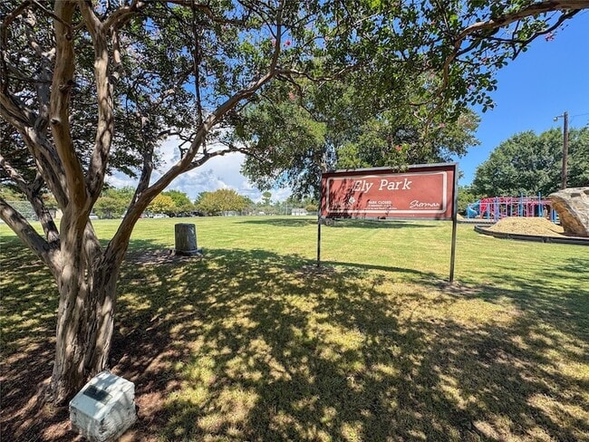 Building Photo - 910 S Austin St
