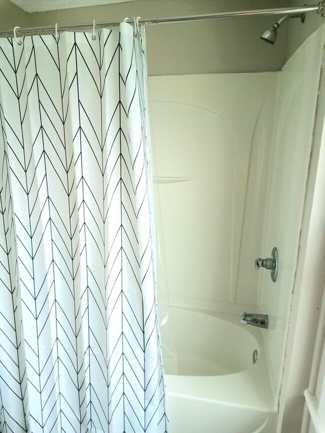 Building Photo - Renovated 2BR, 1 BA Duplex Apartment