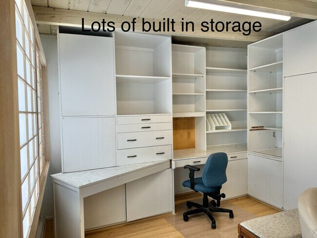 Building Photo - Newtown Estates, 3 bdrm, 2 bath, 2 car enc...