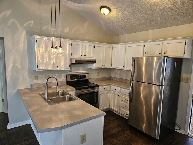 Building Photo - Darling 3br/2ba home. Available now! Scree...