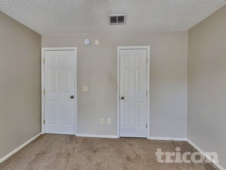 Building Photo - 12739 Serenade Cir N