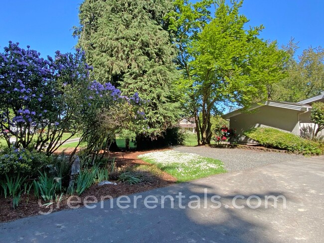 Building Photo - Cooper Point Daylight Basement ADU with Wa...