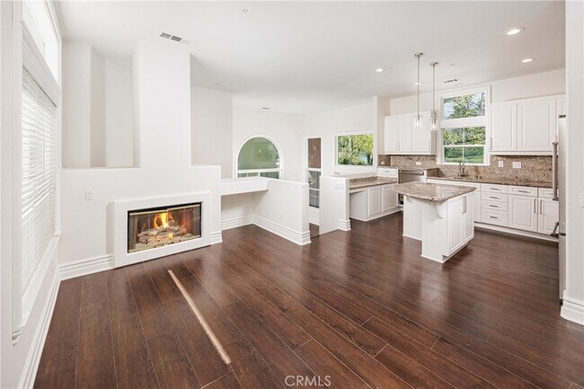 Building Photo - 225 Montana Del Lago Dr