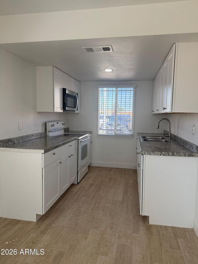 Building Photo - 4035 S 45th Pl