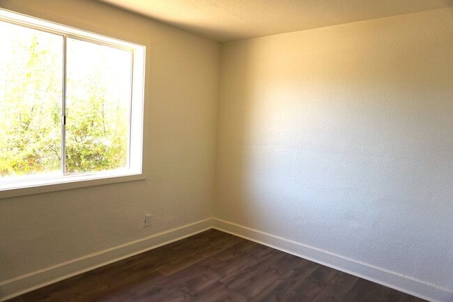 Building Photo - 2 bedroom Duplex