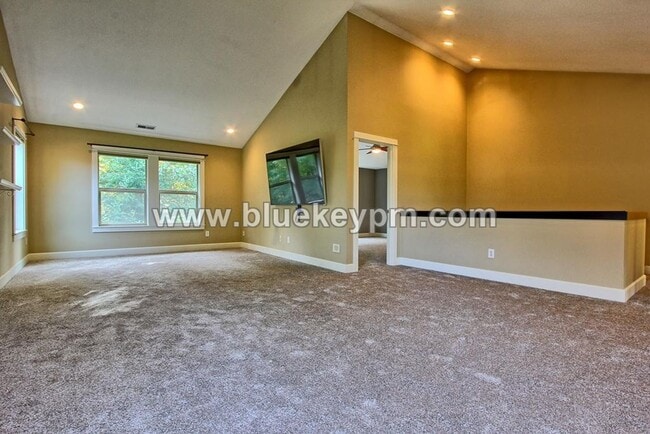 Building Photo - 5 Bedroom, 3.5 Bathrooms on a Culdesac, Wa...