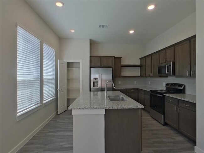 Building Photo - 9835 Willow Creek Commerce Dr