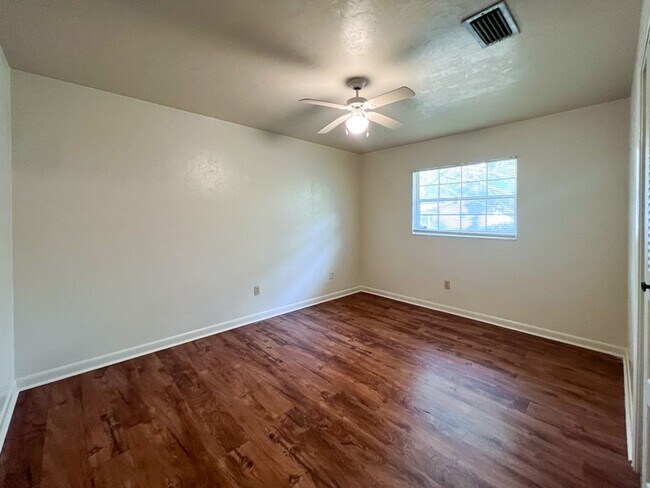Building Photo - 3BR/2BA House in Northwood Pines - availab...