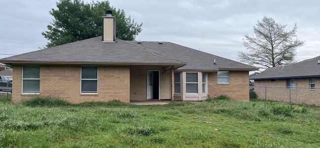 Building Photo - 4 bedroom 2 bathroom house! HOUSING ACCEPTED!