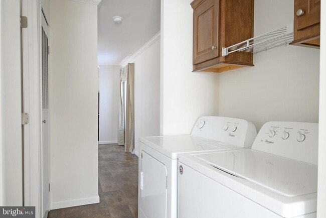 Building Photo - 41 Edgewater Dr