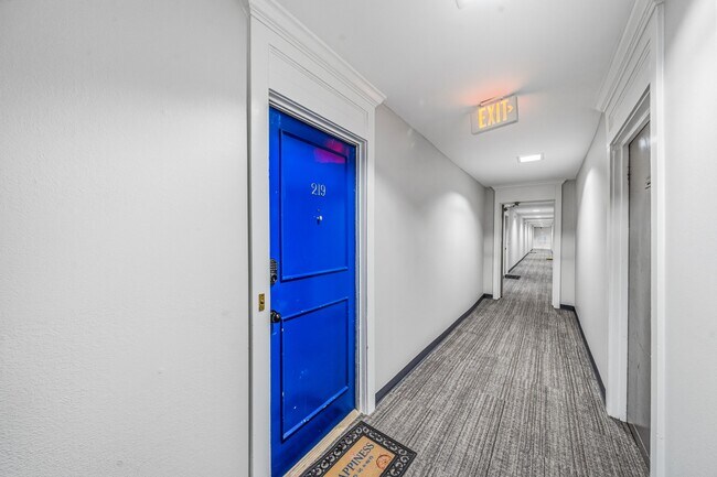 Building Photo - 359 N Post Oak Ln