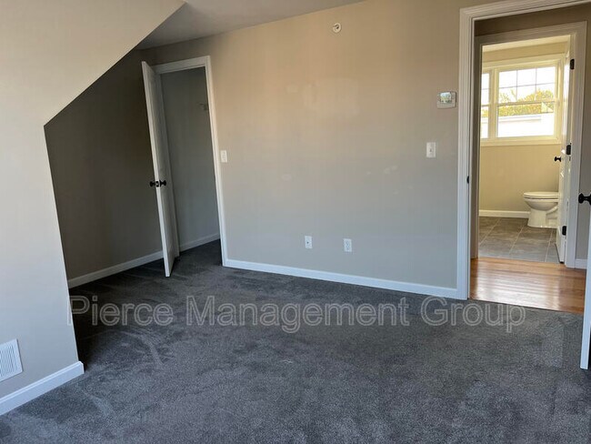 Building Photo - 6-21 Clarendon Way